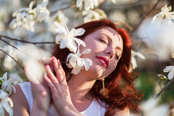 Obraz premium portrait of a woman at a flowering tree