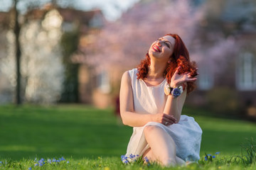 Obraz premium portrait of a woman sitting on the lawn