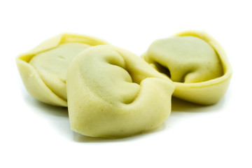tortellini pasta ravioli isoliert freigestellt auf weißen Hintergrund, Freisteller