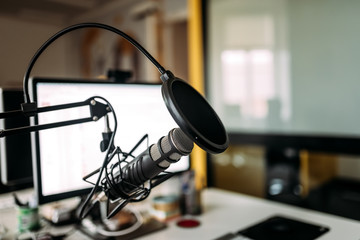 Se lancer en Podcast Podcast studio: microphone and computer.