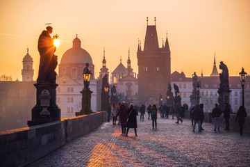 Karelsbrug in de oude stad van Praag bij zonsopgang, Tsjechië