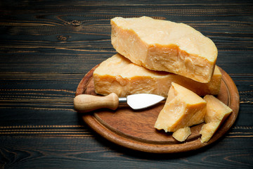 pieces of parmesan or parmigiano cheese and grapes