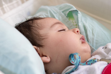 Obraz na płótnie Canvas Hamakta uyuyan bebek