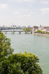 Obraz premium Basel, Rhein, Rheinbrücke, Grossbasel, Kleinbasel, Rheinufer, Altstadt, Rheinschifffahrt, Rheinschwimmen, Sommer, Schweiz