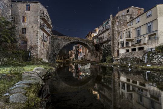 Puente viejo del pueblo de Osor en Catalu&ntilde;a