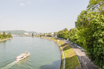 Basel, Rhein, Rheinufer, Schifffahrt, Grossbasel, Altstadt, St. Alban, St. Alban-Tor, St. Alban-Rheinweg, Altstadthäuser, Rheinschifffahrt, Frühling, Schweiz