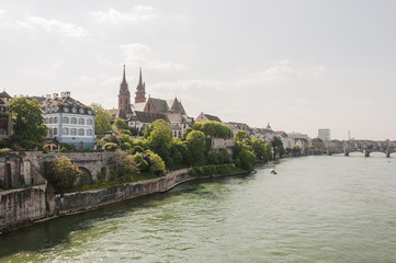 Fototapeta premium Basel, Münster, Kirche, Pfalz, Grossbasel, Kirche, Rhein, Fähre, Rheinufer, Uferweg, Rheinbrücke, Altstadt, Altstadthäuser, Stadt, Basel-Stadt, Sommer, Schweiz
