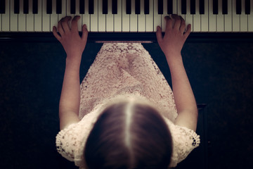 Mädchen spielt klavier