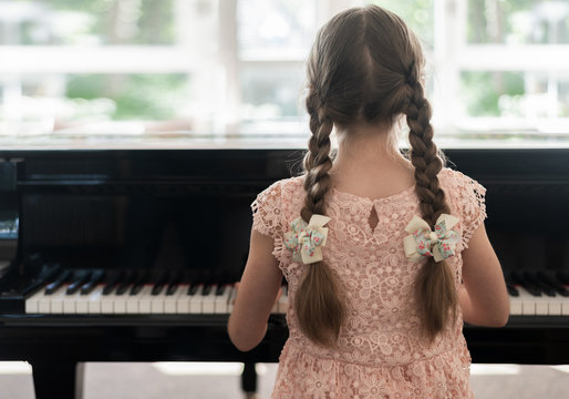 M&auml;dchen spielt Klavier