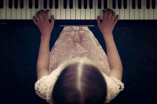M&auml;dchen spielt klavier