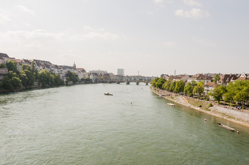Basel, Grossbasel, Kleinbasel, Rhein, Rheinbrücke, Rheinufer, Fähre, Schifffahrt, Wassersport, Rheinschwimmen, Sommer, Schweiz