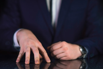 Obraz premium Businessman hands on table when he explaines something
