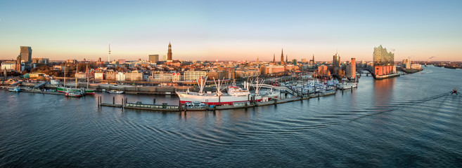 Elbphilharmonie, Hafencity und St. Pauli (Landungsbrücken) bei Sonnenuntergang