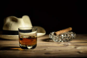 Glas mit Rum in einer Bar in Kuba