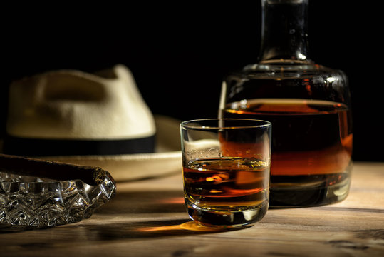 Glas mit Rum in einer Bar in Kuba