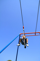 ターザンロープで遊ぶ小学生(3年生)