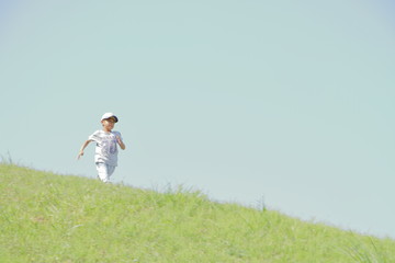 丘を駆け降りる小学生(3年生)