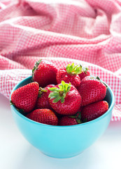 Fresas en tazón y tela