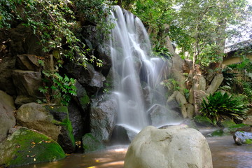 都会でも見れる美しい滝