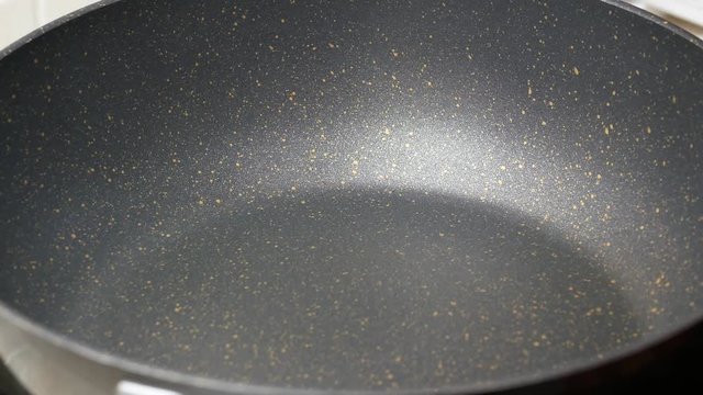 Pour the food palm oil into the black teflon induction pan. and wait for boiled in high temperature  before cooking food menu