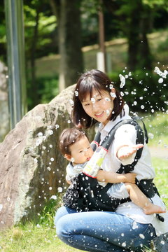 ママと赤ちゃん水遊び