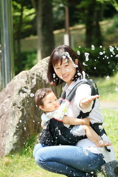 ママと赤ちゃん水遊び