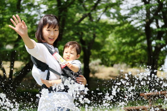 ママと赤ちゃん水遊び