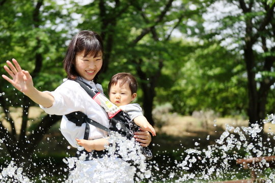 ママと赤ちゃん水遊び