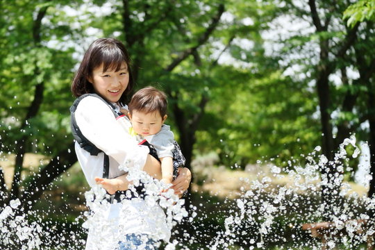 ママと赤ちゃん水遊び