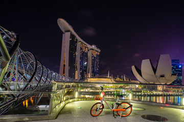 Die Helix Bridge in der Innenstadt von Singapur