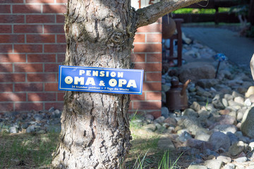 Schild am Baum - Pension Oma & Opa