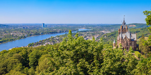 Schloss Drachenburg mit Bonn, Deutschland