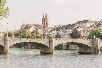 Fototapeta premium Basel, Rhein, Rheinbrücke, Rheinufer, Grossbasel, Altstadt, Stadt, Münster, Kirche, Uferweg, Wassersport, Schifffahrt, Frühling, Sommer, Schweiz