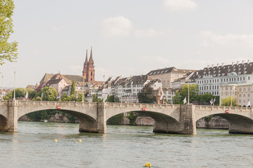 Fototapeta premium Basel, Rhein, Rheinbrücke, Altstadt, Münster, Kirche, Grossbasel, Altstadthäuser, Rheinufer, Uferweg, Kleinbasel, Frühling, Sommer, Schweiz
