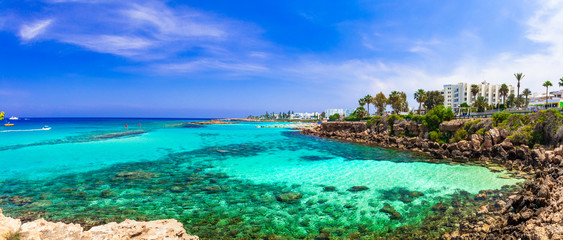 Naklejka premium Letnie wakacje na wyspie Cypr. Protaras, zatoka drzewa figowego