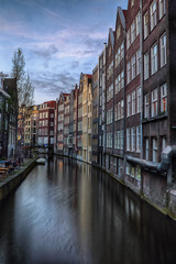 Fototapeta na wymiar Häuser am Oudezijds Achterburgwal am Abend in Amsterdam, Niederlande.