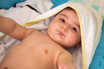 Fototapeta na wymiar Kollarını açan yıkanan bebek