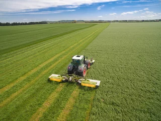 Foto op Plexiglas moderne tractor die op het landbouwgebied werkt - tractor ploegen en zaaien in het landbouwgebied - luchtfoto - hoog bovenaanzicht © Riko Best