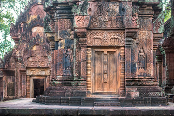 Grabkammer von Bantei Srei mit Dienerinnen