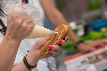 Filling the éclair