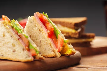 Vitrage gordijnen Snackbar sandwich op een houten tafel