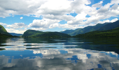  lake with clear water