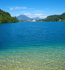 Obraz premium Lake Bled and mountains.