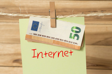 Euro Geldschein und eine Nachricht mit dem Wort Internet an einer Wäscheklammer
