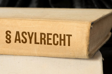 Nahaufnahme von einem Gesetzbuch Asylrecht