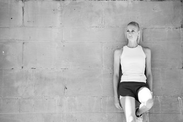 Fototapeta premium Piękny blond model fitness odpoczynek po treningu przy plaży