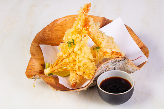 Prawn tempura with sauce