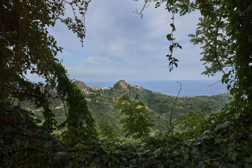 vista del borgo antico di Savoca in SIcilia con il Mar Ionio sullo sfondo