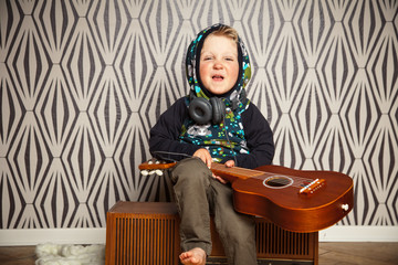 cooler Rocker spielt Gitarre