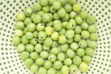 新鮮なグリーンピースと水切りかご - Fresh green peas in a drainer